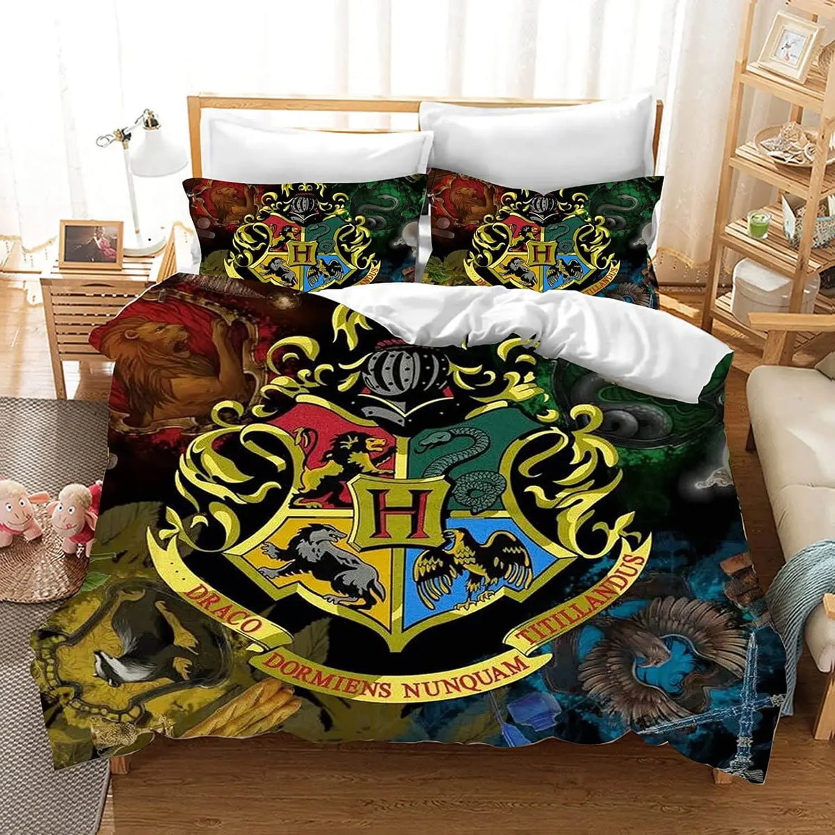 Hogwarts School of Witchcraft and Wizardry crest